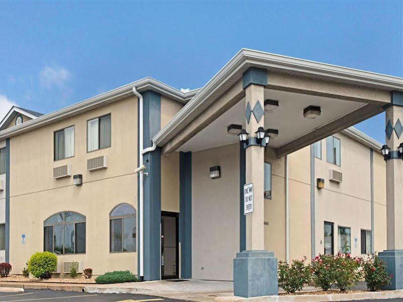 Travelodge By Wyndham St. Louis Berkeley Exterior photo