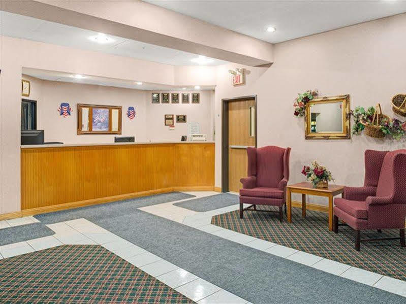 Travelodge By Wyndham St. Louis Berkeley Exterior photo